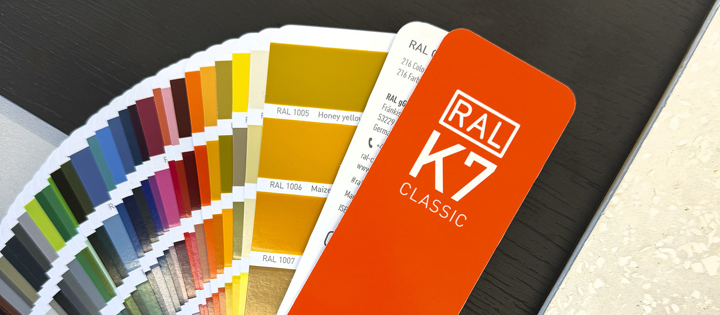 RAL K7 Farbfächer Detailaufnahme aufgefächert