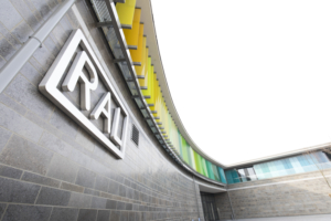 Das RAL Gebäude mit dem Logoschriftzug an der Fassade im Vordergrund