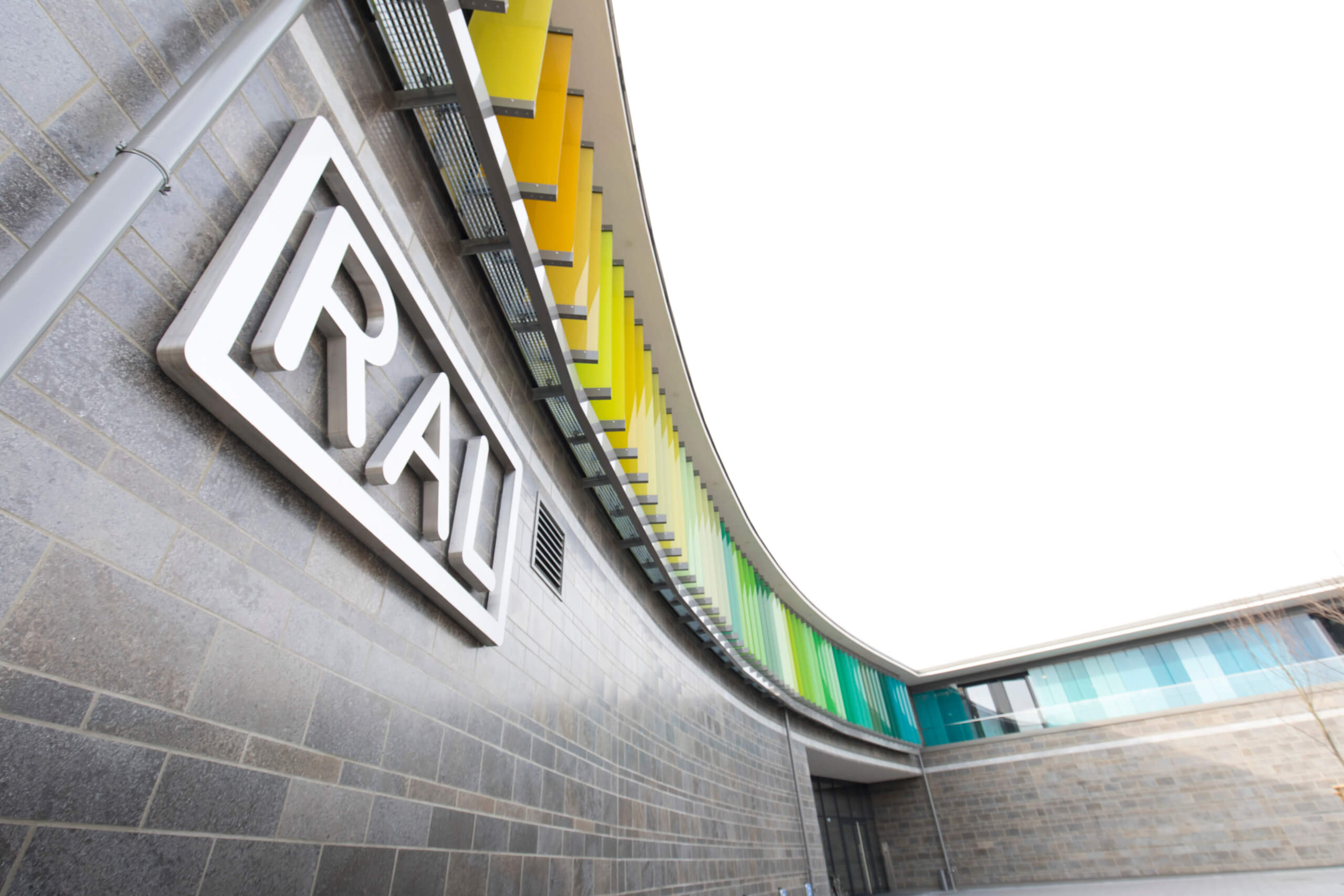 Das RAL Gebäude mit dem Logoschriftzug an der Fassade im Vordergrund