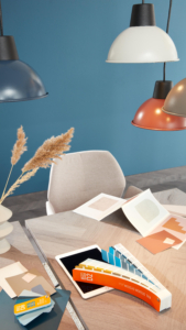 Ein moderner Arbeitsplatz mit RAL Farbfächer und einem Tablet 