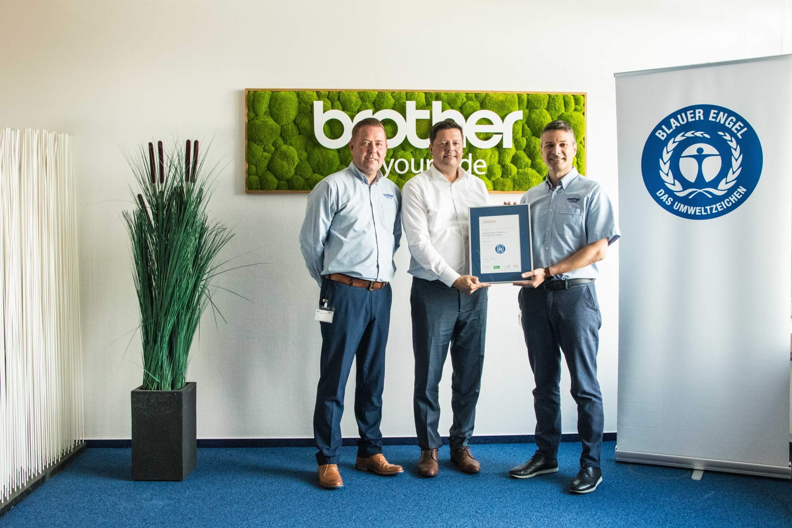 Repräsentanten von Brother Industries bei der Verleihung des Blauen Engels für aufbereitete Tonerkartuschen