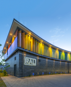 Sanft erleuchtetes RAL Gebäude in der Dämmerung