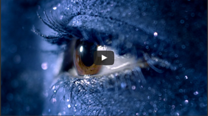 Videovorschaubild RAL Imagefilm: Nahaufnahme eines Auges in einem blau und glitzernd geschminkten Gesicht