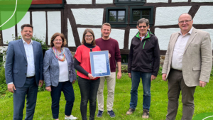 Gruppenfoto von der Überabe des EU-Ecolabels an das Landhaus am Aremberg am 24. März 2025