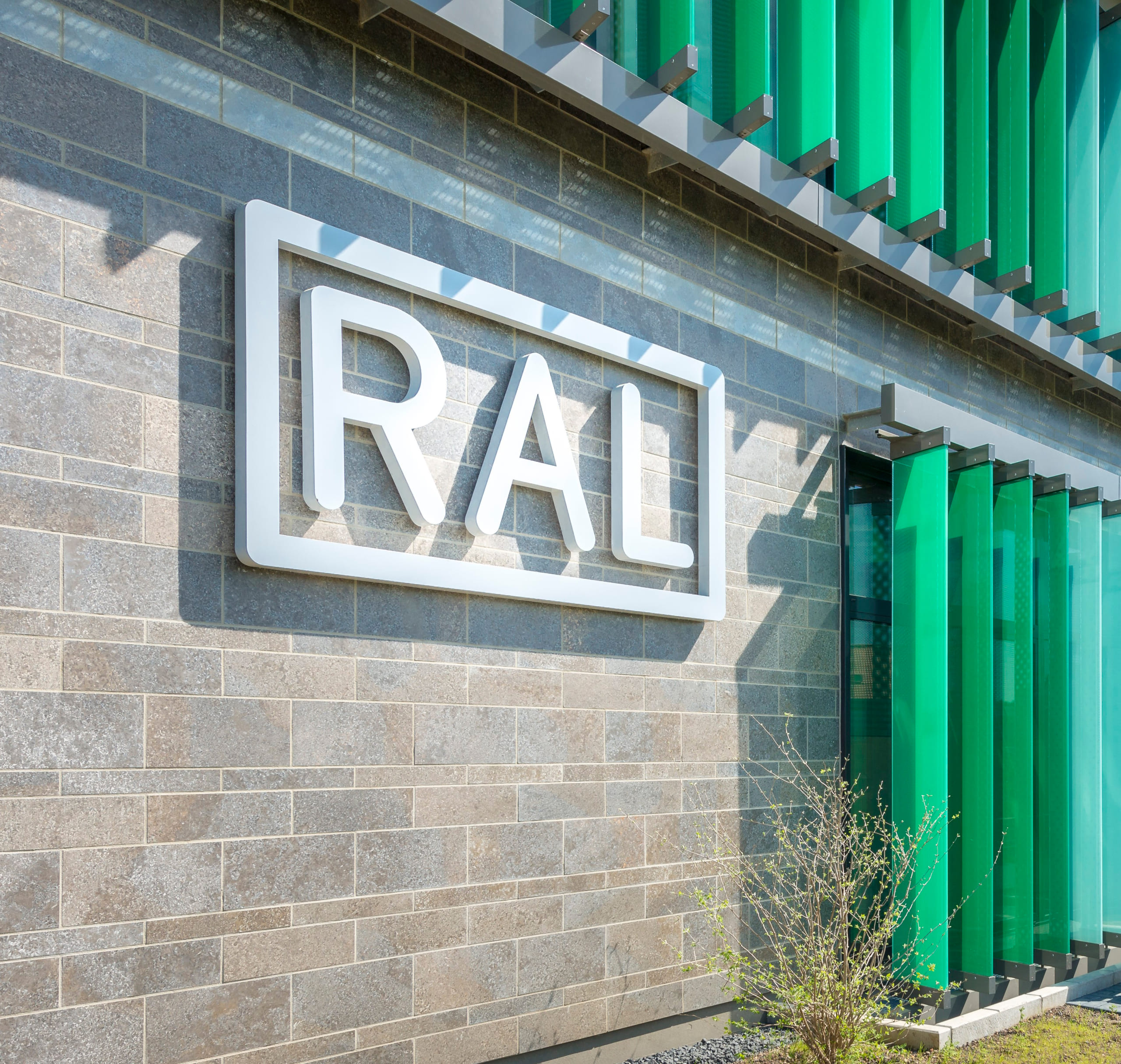 RAL Logo an der Fassade des RAL Gebäudes in Bonn