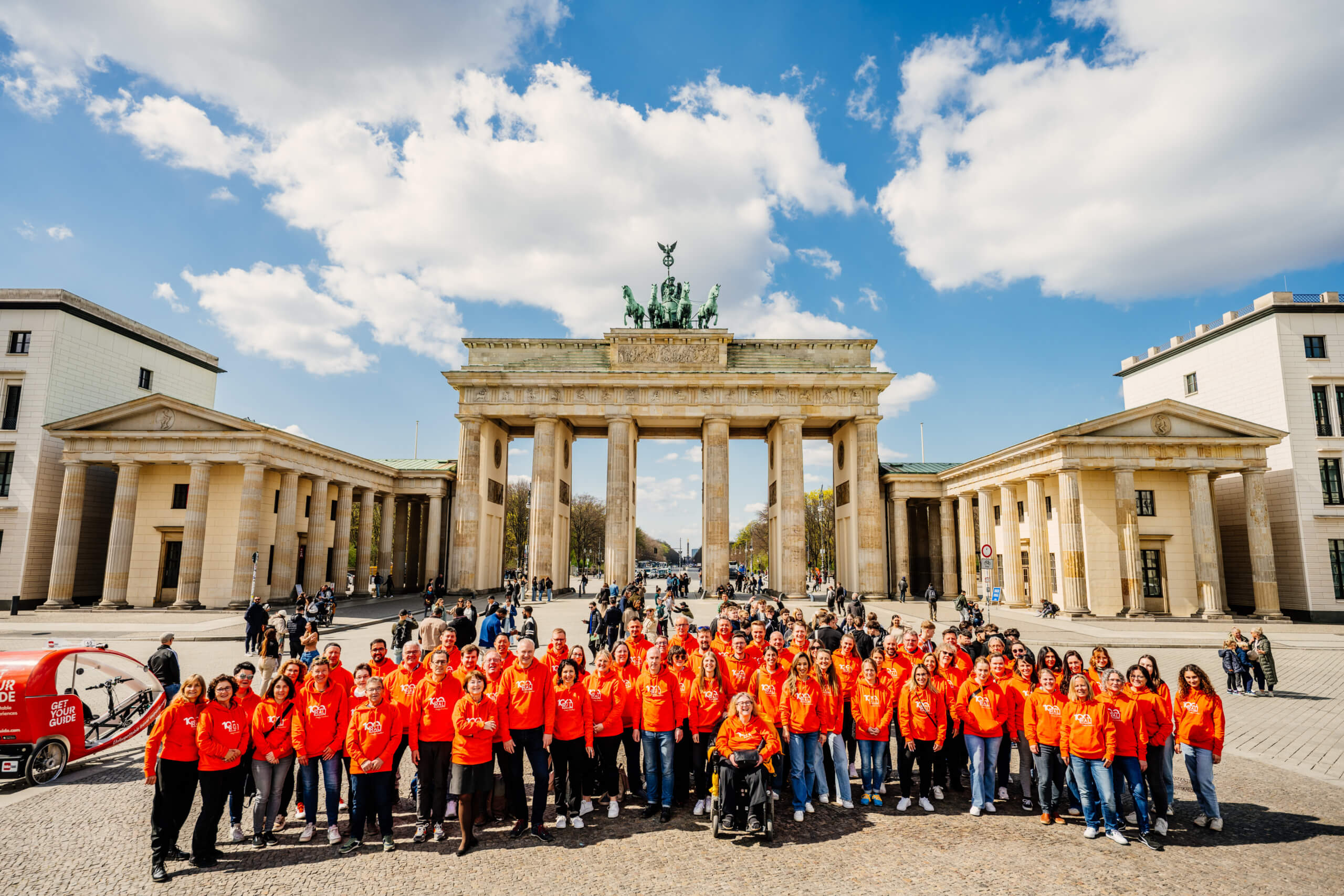 Die RAL Belegschaft in RAL-Pullovern vor dem Brandenburger Tor