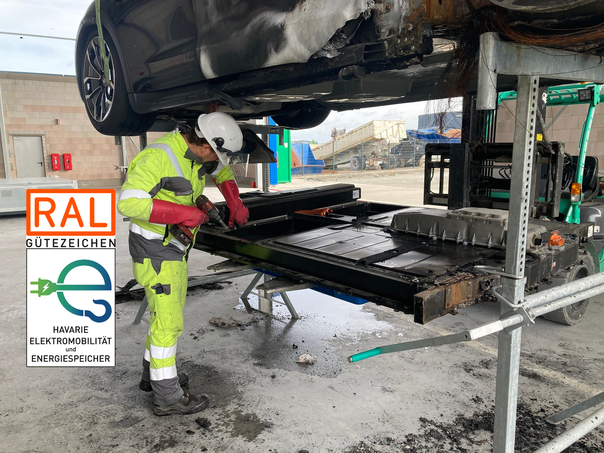 Havariertes E-Auto - Lithium Ionen Batterie wird fachgerecht ausgebaut.