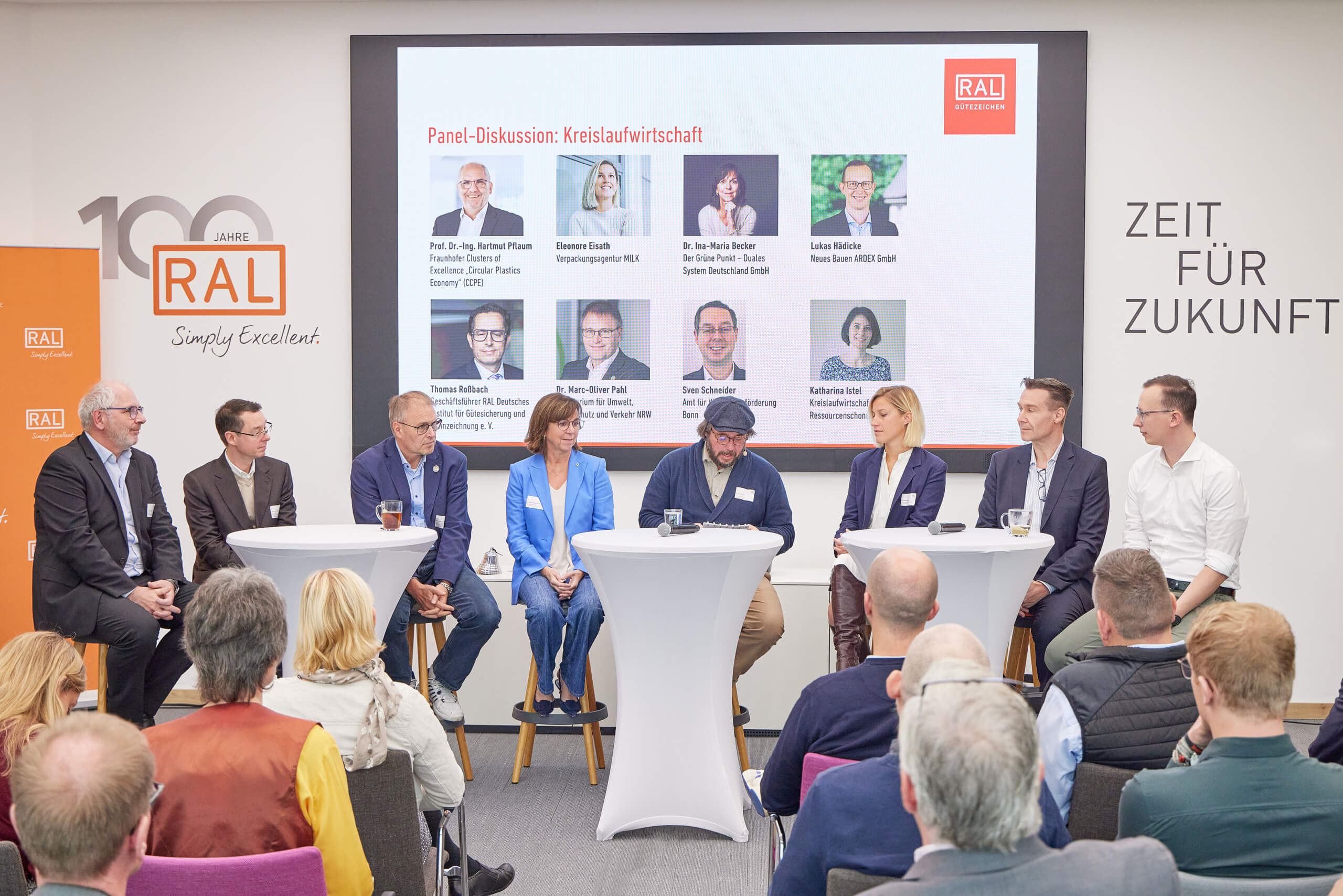 Teilnehmende der Podiumsdiskussion des RAL Forums Kreislaufwirtschaft