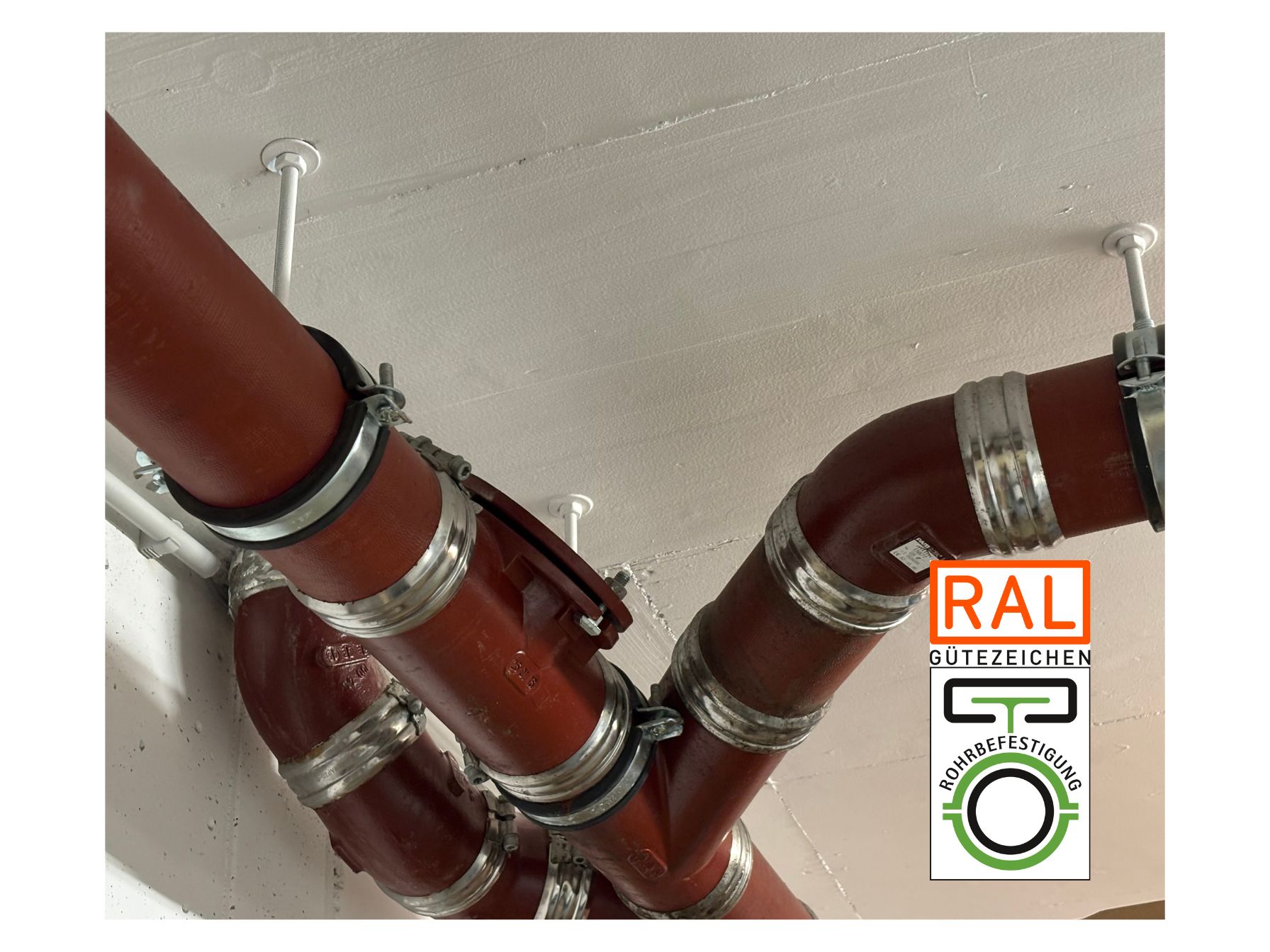 Bild von Befestigung von Abwasserrohren an der Decke
