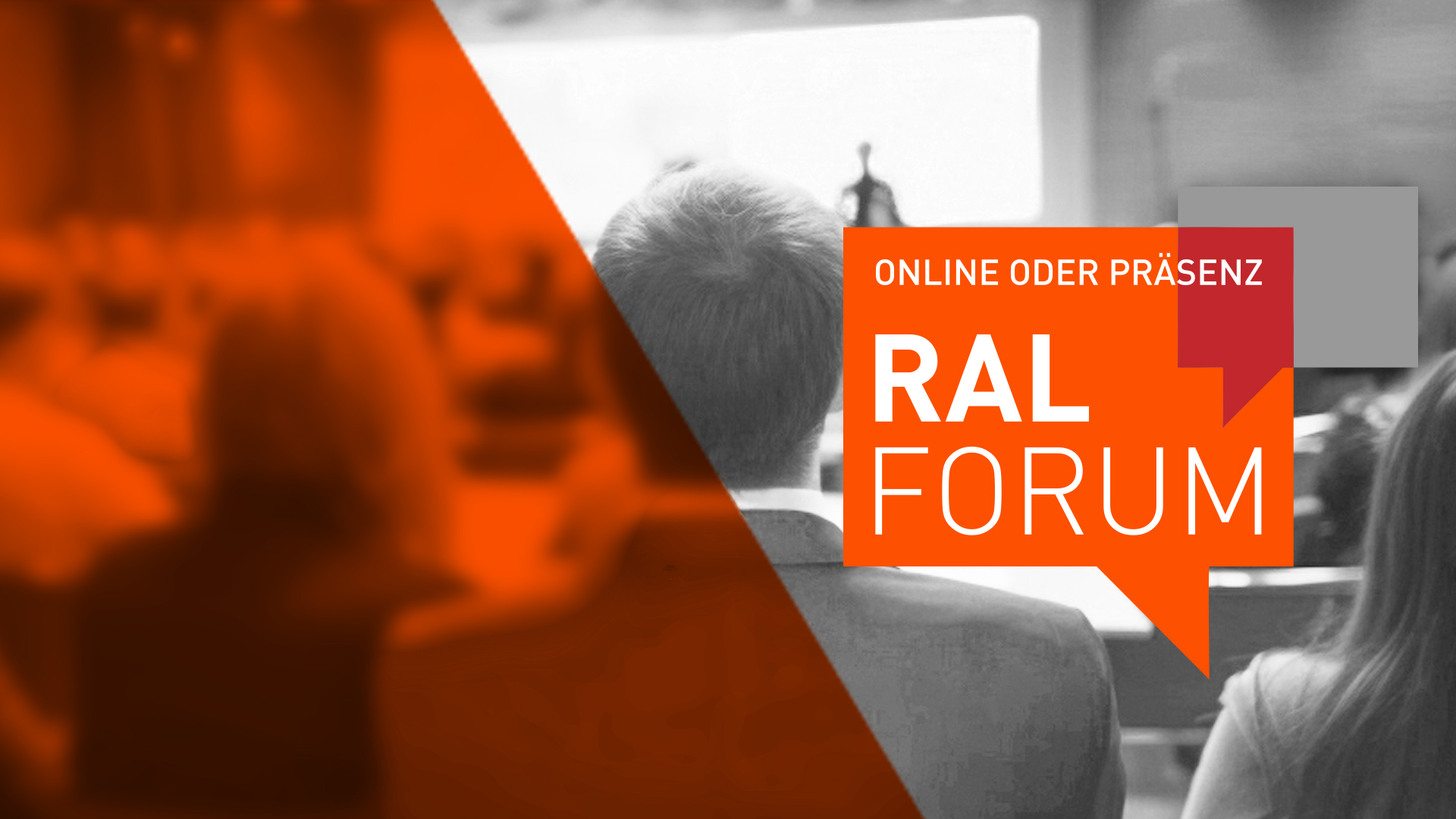 Grafik zum RAL FORUM mit dem Schriftzug ‚Online oder Präsenz – RAL FORUM‘ vor einem unscharfen Foto einer Veranstaltung mit sitzendem Publikum.